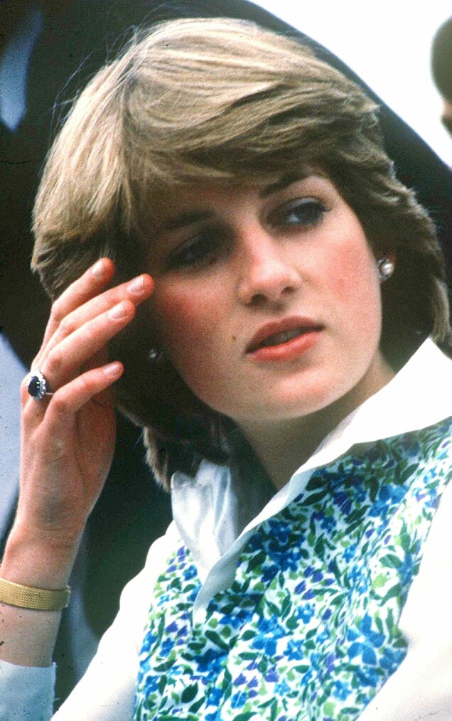 Prinsessan Diana med sin förlovningsring på fingret. Prinsessan Diana med sin förlovningsring på fingret.
