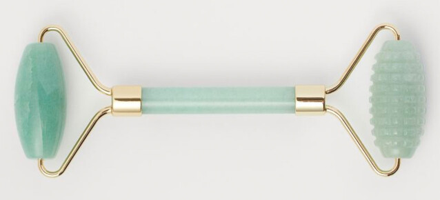 Jade roller från H&M med en slät och en räfflad sida. Klicka på bilden och kom till rollern. Jade roller från H&M med en slät och en räfflad sida. Klicka på bilden och kom till rollern.