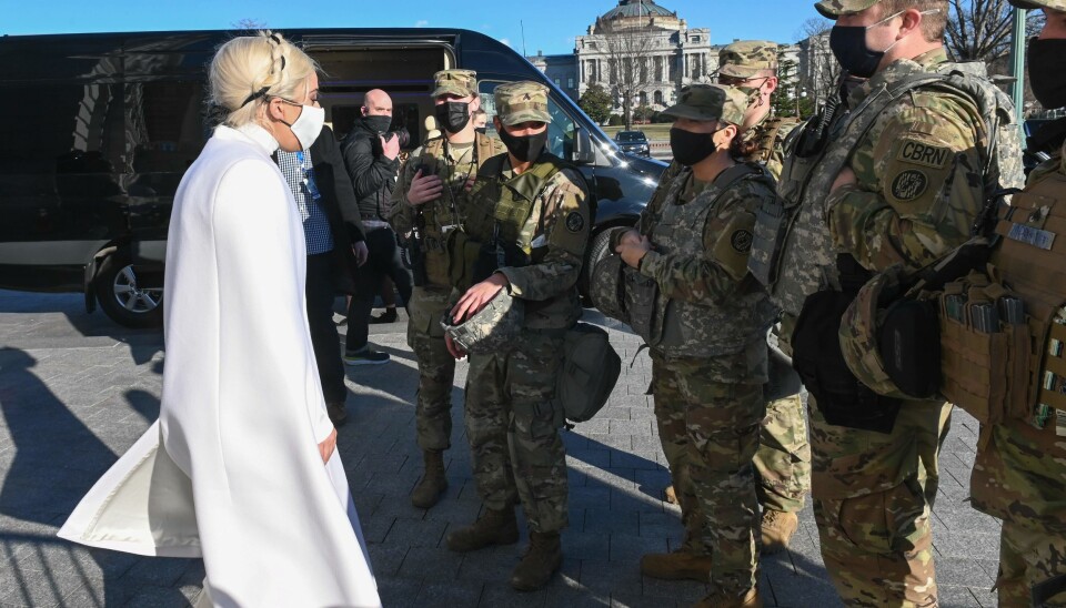 Lady Gaga hälsar på National Guard-soldaterna efter genrepet 19 januari i Washington, DC. Lady Gaga hälsar på National Guard-soldaterna efter genrepet 19 januari i Washington, DC.