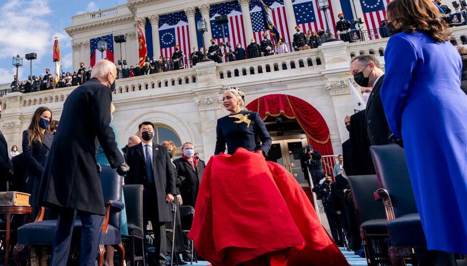 Lady Gaga gör entré på Joe Bidens presidentinstallation. Lady Gaga gör entré på Joe Bidens presidentinstallation.
