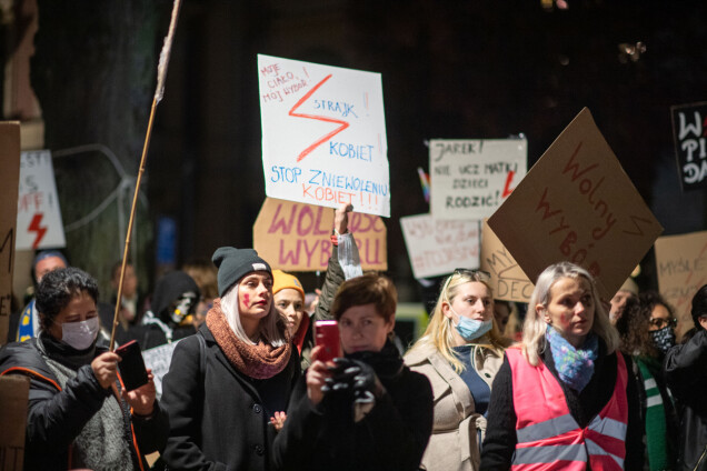 Även i Sverige slöts man samman - bild från demonstrationen utanför Polens ambassad i Stockholm i oktober 2020. Även i Sverige slöts man samman - bild från demonstrationen utanför Polens ambassad i Stockholm i oktober 2020.