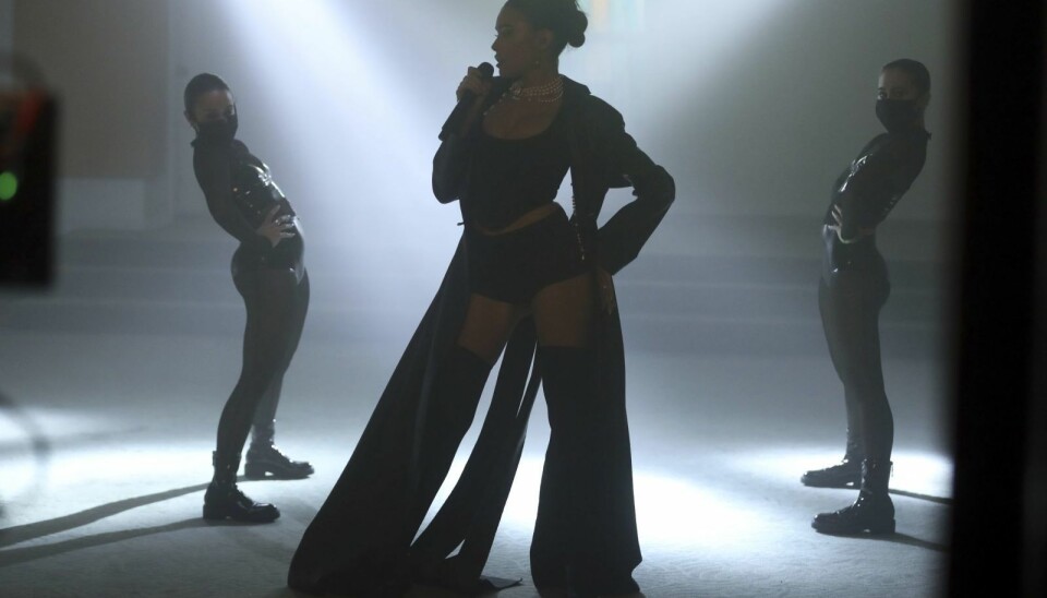 Jade Croppers svarta läderkappa på Madison Beer under MTV EMA i november 2020. Jade Croppers svarta läderkappa på Madison Beer under MTV EMA i november 2020.