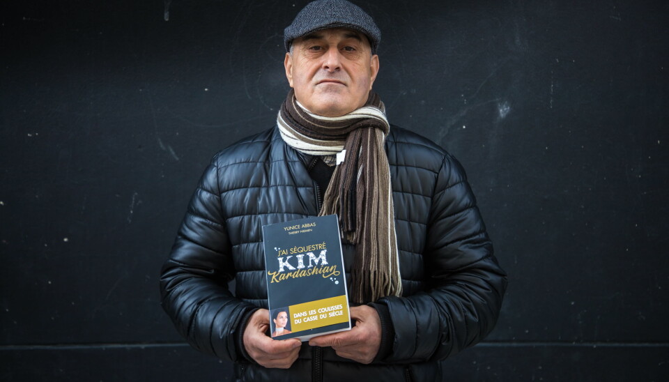 Yanis Yabba med sin bok. Yanis Yabba med sin bok.