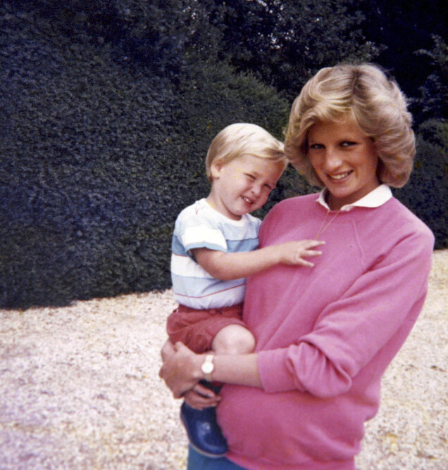 Prinsessan Diana med sonen William i famnen, och prins Harry i magen! Prinsessan Diana med sonen William i famnen, och prins Harry i magen!