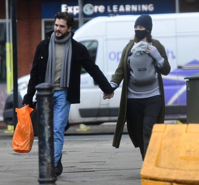 Kit Harington, Rose Leslie och den nyfödde sonen på promenad i London. Kit Harington, Rose Leslie och den nyfödde sonen på promenad i London.