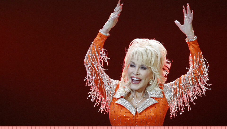 Här vaccineras Dolly Parton till raderna av “vaccine”