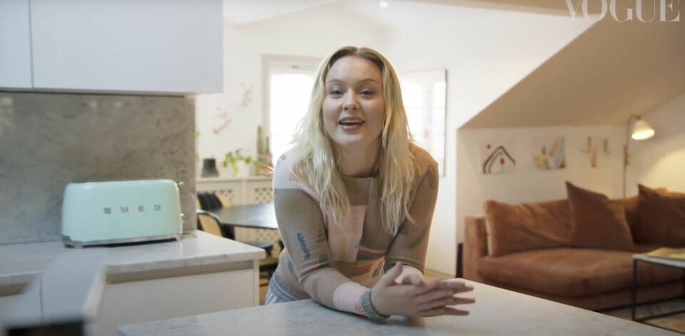 Zara Larsson i sitt kök. Zara Larsson i sitt kök.