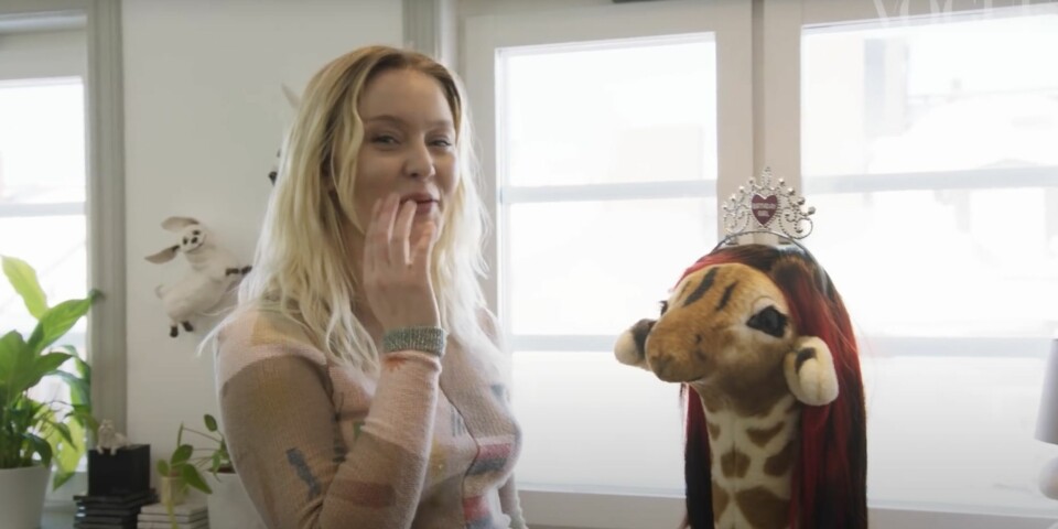Zara med sin gosedjursgiraff, en av många skojiga detaljer i hemmet. Zara med sin gosedjursgiraff, en av många skojiga detaljer i hemmet.