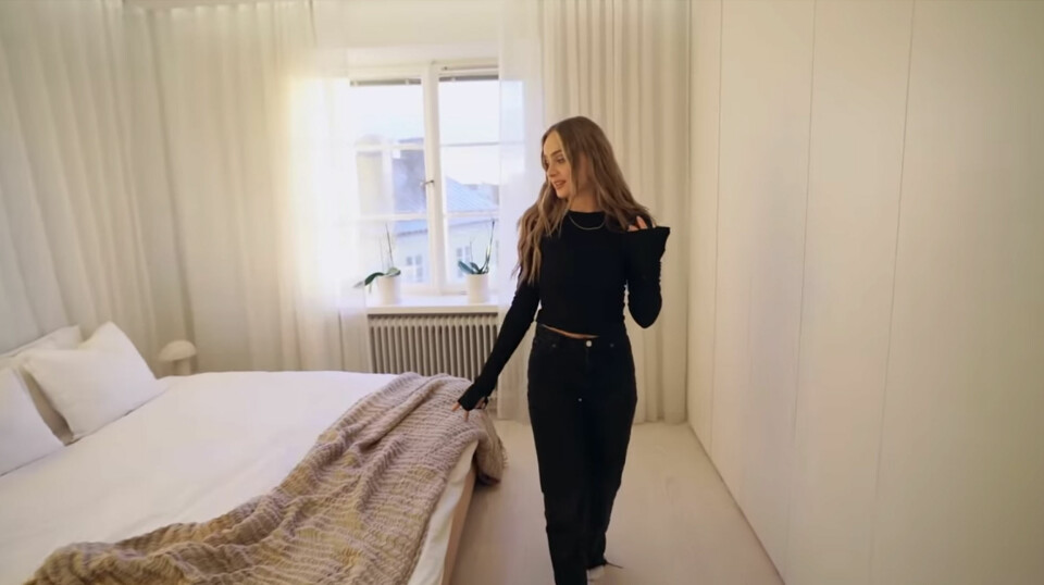 Sovrummet har blivit lite mindre för att kunna göra badrummet större. Sovrummet har blivit lite mindre för att kunna göra badrummet större.