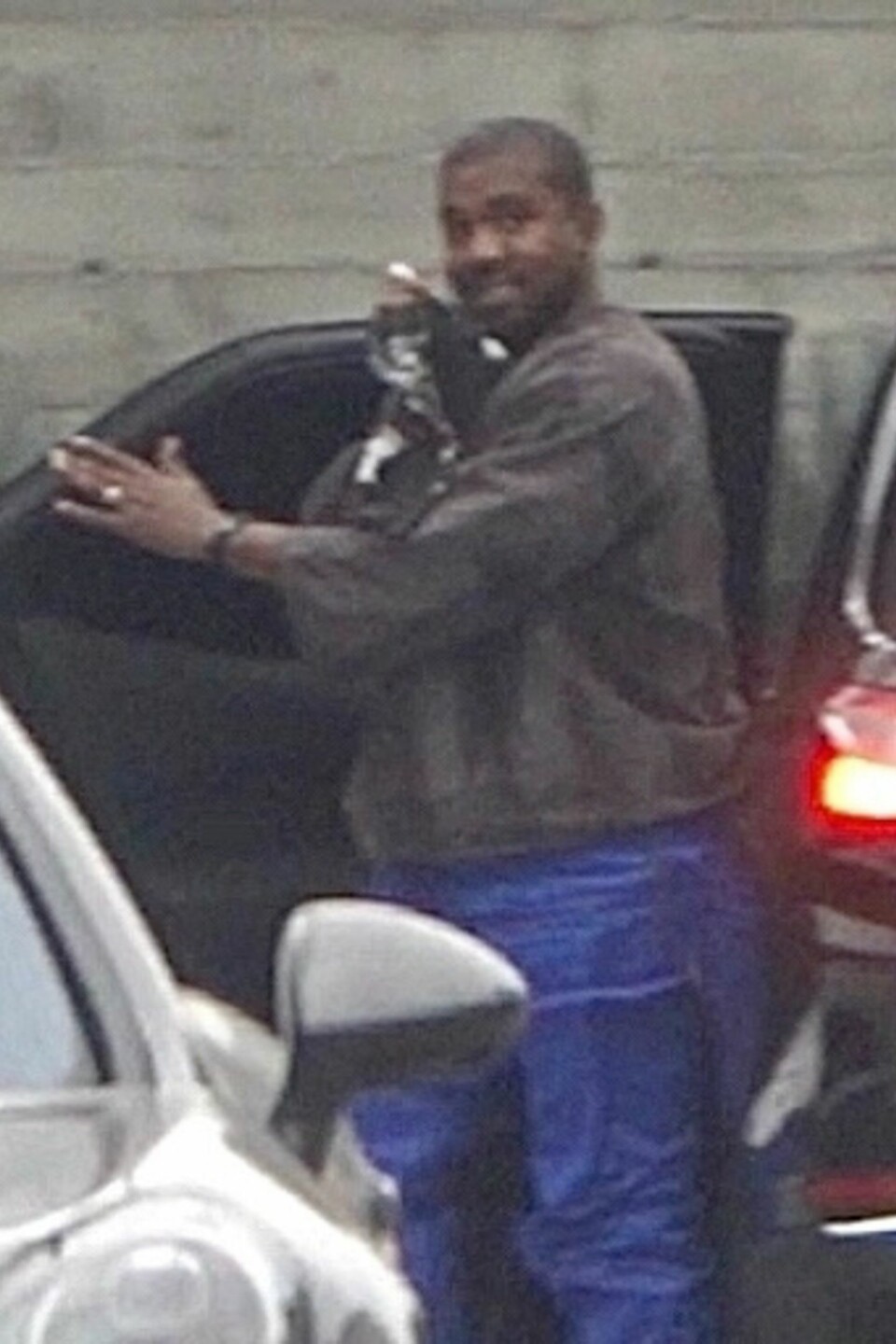 Kanye West har inte tagit av sig ringen än. Kanye West har inte tagit av sig ringen än.