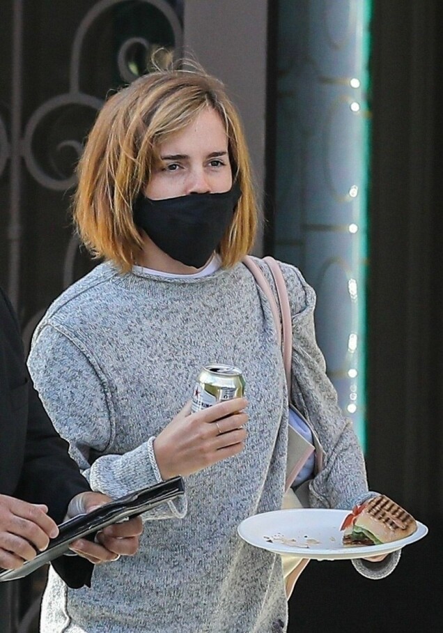 Emma Watson ute på tur i sin nya frisyr i Beverly Hill. Emma Watson ute på tur i sin nya frisyr i Beverly Hill.