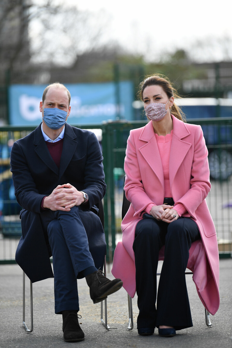 Det var under ett besök på en skola i Stratford, London på torsdagen som prins William och Kate fick frågor av Sky News reporter kring Meghans rasismanklagelser som riktats mot kungafamiljen. Det var under ett besök på en skola i Stratford, London på torsdagen som prins William och Kate fick frågor av Sky News reporter kring Meghans rasismanklagelser som riktats mot kungafamiljen.
