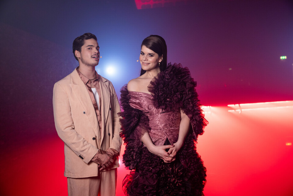 Programledarna hyllades också för sitt arbete. Programledarna hyllades också för sitt arbete.