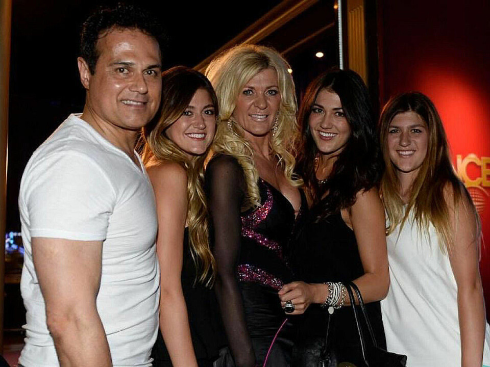 Delar av familjen Montazami: Kamran, Hanna, Maria, Sara och Emma. Delar av familjen Montazami: Kamran, Hanna, Maria, Sara och Emma.
