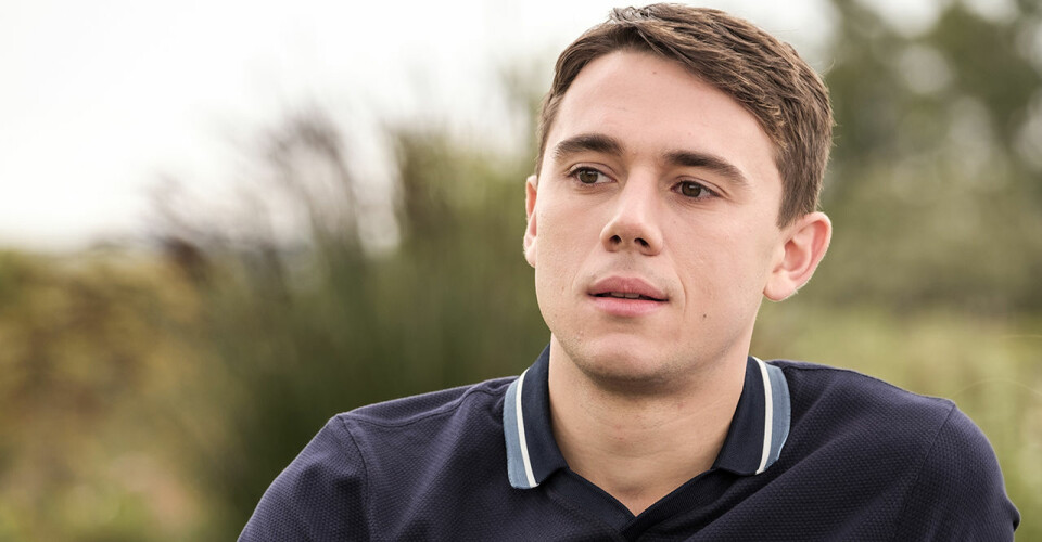 Calam Lynch spelar Theo Sharpe. Calam Lynch spelar Theo Sharpe.