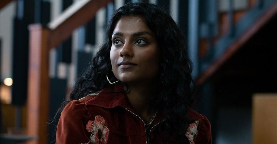 Simone Ashley spelar Kate Sharma. Simone Ashley spelar Kate Sharma.