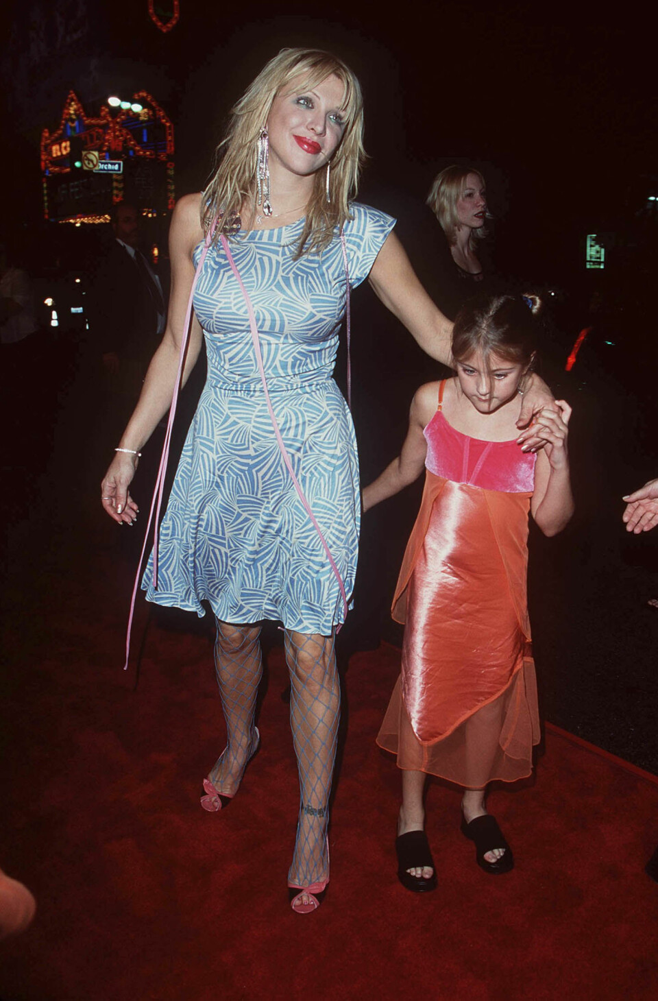 Courtney Love och Frances Bean Cobain på röda mattan år 2000. Courtney Love och Frances Bean Cobain på röda mattan år 2000.