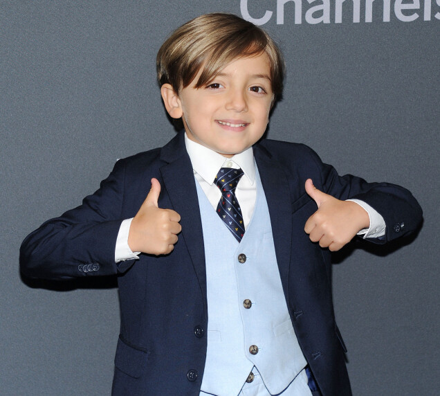 Lillkillen i lill-kostymen. Lillkillen i lill-kostymen.