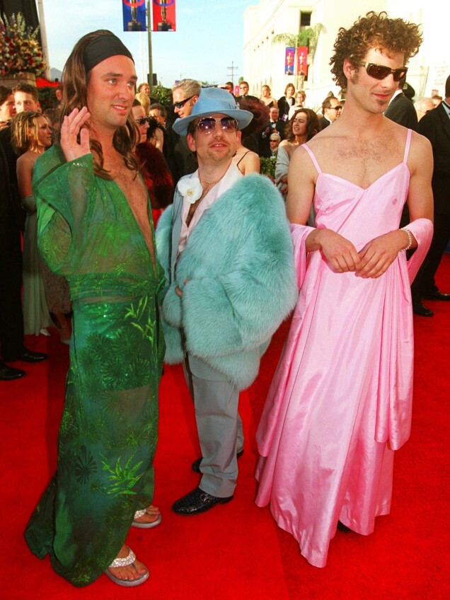 Trey Parker, Marc Shaiman och Matt Stone uppklädda till tänderna och höga som hus på Oscars år 2000. Trey Parker, Marc Shaiman och Matt Stone uppklädda till tänderna och höga som hus på Oscars år 2000.