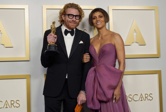 Erik Messerschmidt, som vann Bästa foto för Mank, poserar med Halle Berry. Erik Messerschmidt, som vann Bästa foto för Mank, poserar med Halle Berry.
