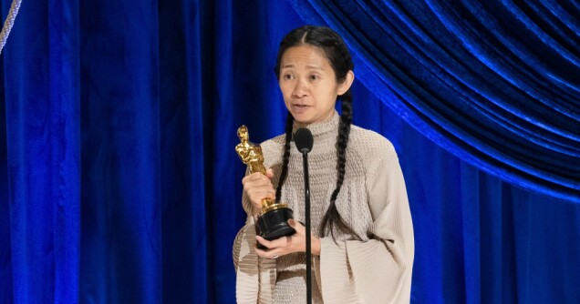 Chloé Zhao med sin Oscar. Chloé Zhao med sin Oscar.