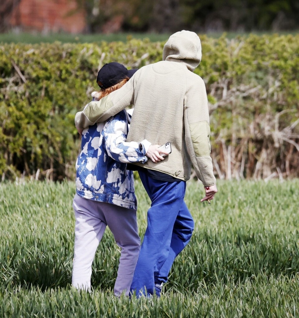 Bilderna bekräftar Phoebe Dynevors romans med Pete Davidson