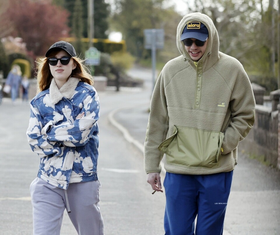 Bilderna bekräftar Phoebe Dynevors romans med Pete Davidson