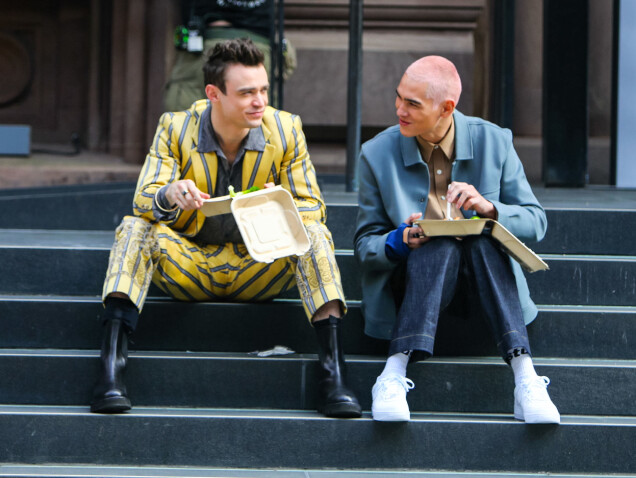Karaktärerna Max och Aki spelas av Thomas Doherty och Evan Mock. Karaktärerna Max och Aki spelas av Thomas Doherty och Evan Mock.