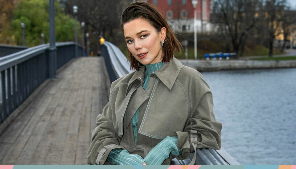 Hedda Stiernstedts pappa Jörans otroliga målning av henne – se här!