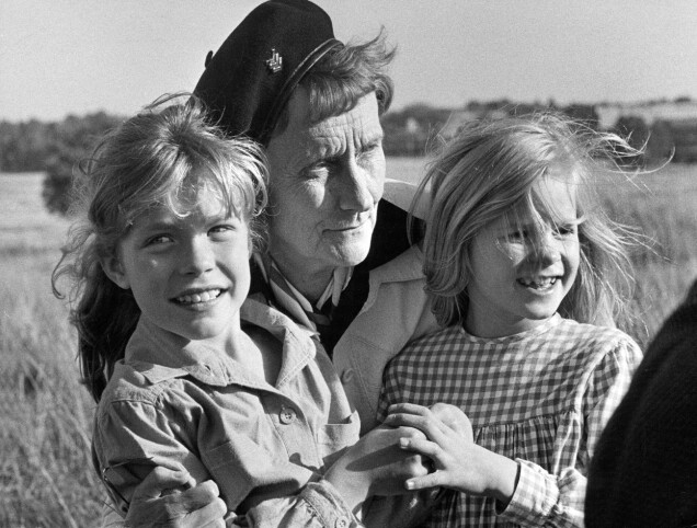 Jonna med Astrid Lindgren och sin motskådespelare. Jonna med Astrid Lindgren och sin motskådespelare.