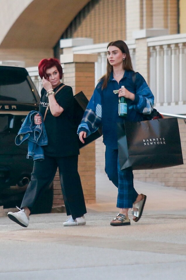 Sharon Osbourne och dottern Aimee Osbourne har shoppat loss i Beverly Hills. Sharon Osbourne och dottern Aimee Osbourne har shoppat loss i Beverly Hills.