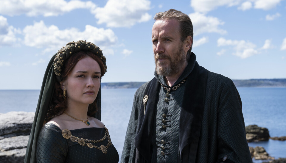Olivia Cooke som Alicent Hightower och Rhys Ifans som Otto Hightower. Olivia Cooke som Alicent Hightower och Rhys Ifans som Otto Hightower.