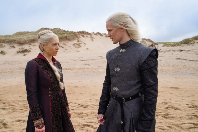 Emma D'Arcy som prinsessan Rhaenyra Targaryen och Matt Smith som prins Daemon Targaryen. Emma D'Arcy som prinsessan Rhaenyra Targaryen och Matt Smith som prins Daemon Targaryen.