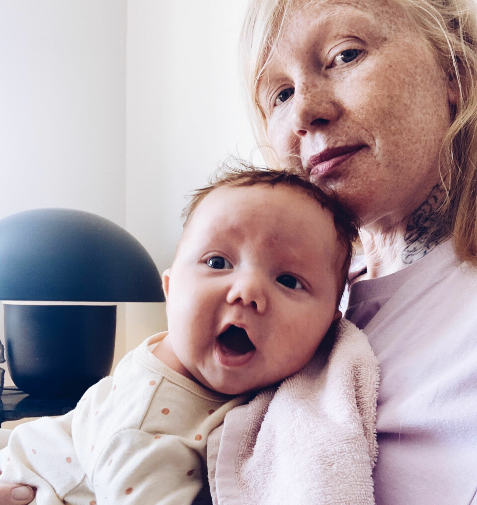 Jessica Hallbäck tillsammans med ett av sina fyra barn. Jessica Hallbäck tillsammans med ett av sina fyra barn.