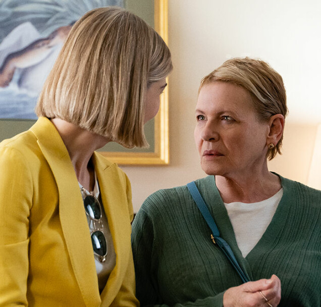 Rosamund Pike och Dianne Wiest som god man och klient i I Care A Lot. Rosamund Pike och Dianne Wiest som god man och klient i I Care A Lot.
