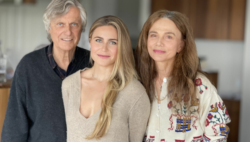 Huvudrollen delas av hustrun Lena Olin och dottern Tora Hallström – i filmen Hilma i regi av Lasse Hallström. Huvudrollen delas av hustrun Lena Olin och dottern Tora Hallström – i filmen Hilma i regi av Lasse Hallström.