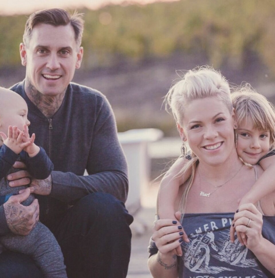 P!nk har skapat ett liv där familjen bestående av maken Carey Hart, sonen Jameson, 4, och dottern Willow, 9, kan vara med henne på turnéerna. P!nk har skapat ett liv där familjen bestående av maken Carey Hart, sonen Jameson, 4, och dottern Willow, 9, kan vara med henne på turnéerna.