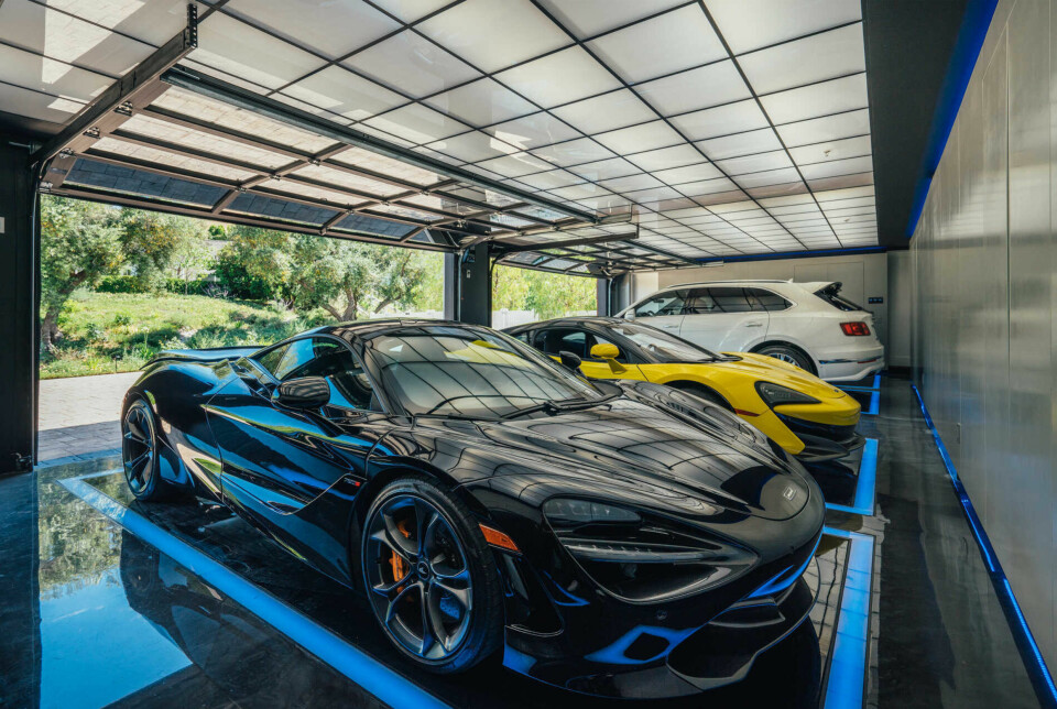 Garaget har plats för fem bilar. Garaget har plats för fem bilar.