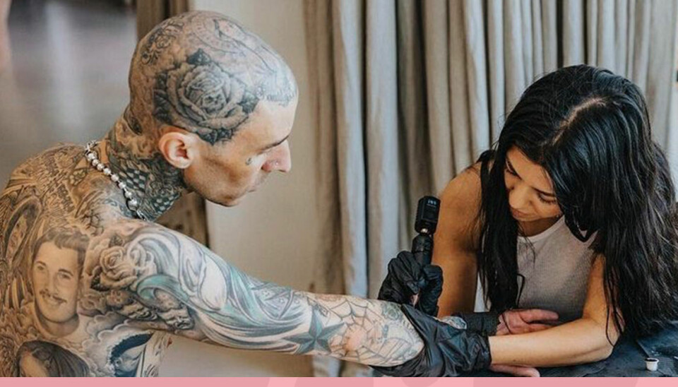 Här tatuerar Kourtney Kardashian pojkvännen Travis Barker