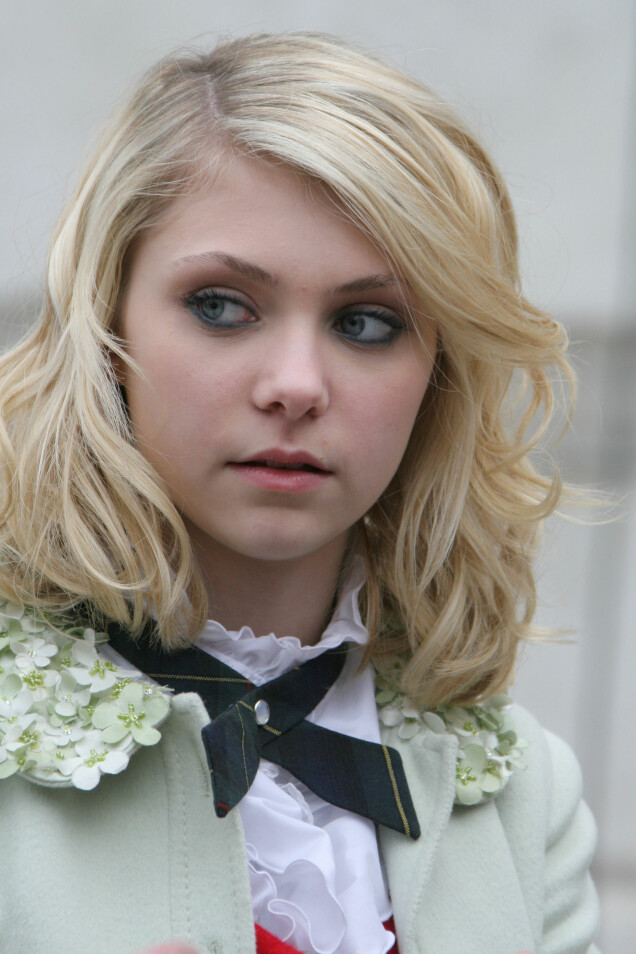 Dans syster Jenny blir utsatt för Chuck i serien. Dans syster Jenny blir utsatt för Chuck i serien.