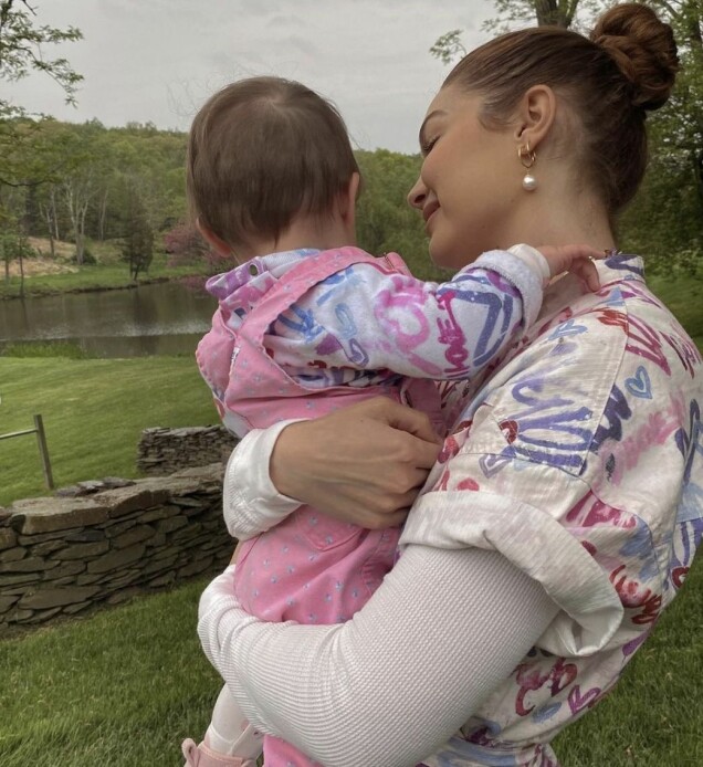 Gigi Hadid meddelar att både mor och dotters outfits är från Isabel Marant. Gigi Hadid meddelar att både mor och dotters outfits är från Isabel Marant.