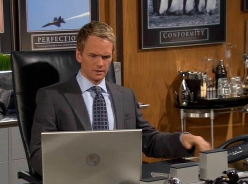 Barney i How I Met Your Mother är van att arbeta mycket, men ingen vet vad han egentligen gör... Barney i How I Met Your Mother är van att arbeta mycket, men ingen vet vad han egentligen gör...