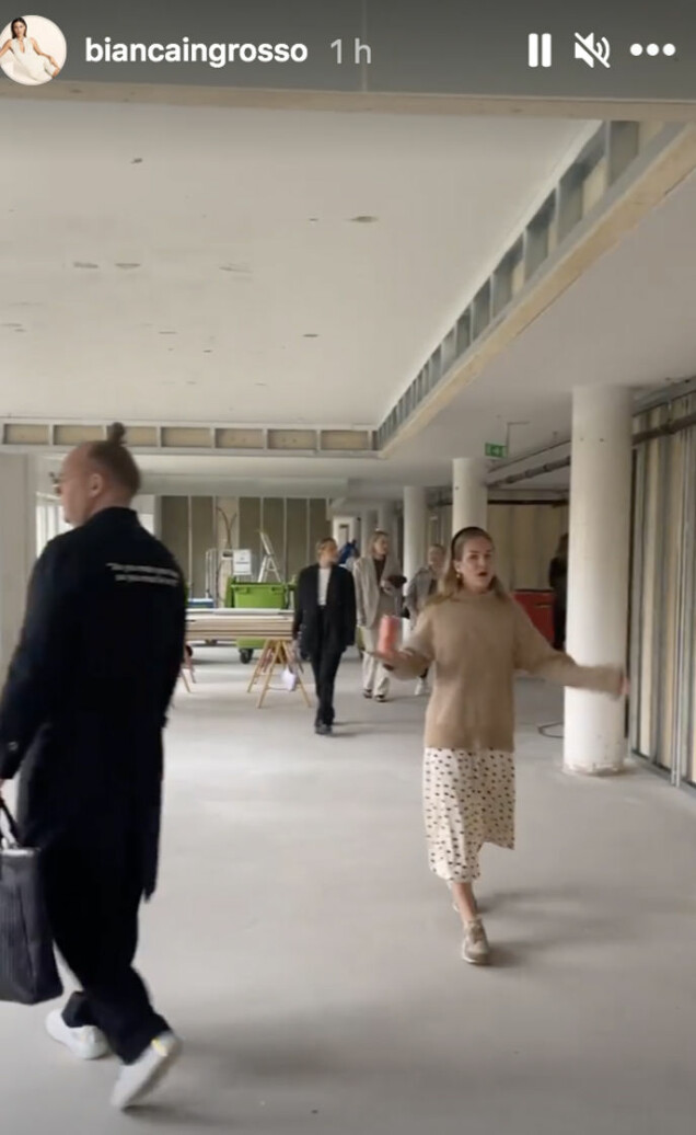 En liten tur för de anställda i det framtida kontoret. En liten tur för de anställda i det framtida kontoret.