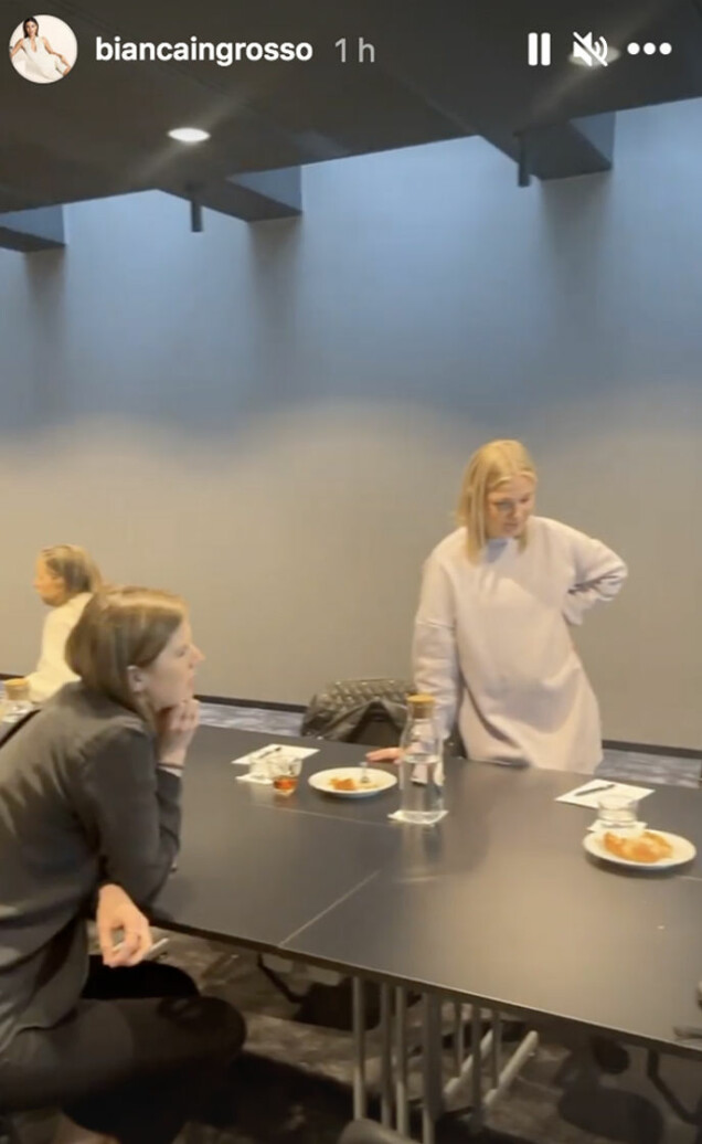 Bianca bjuder på en liten tjuvkik in på mötet i nya lokalerna. Bianca bjuder på en liten tjuvkik in på mötet i nya lokalerna.