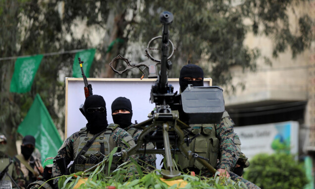 Medlemmar ur Hamas kör med vapen genom Gaza i en 'anti-Israel'-demonstration. Medlemmar ur Hamas kör med vapen genom Gaza i en 'anti-Israel'-demonstration.