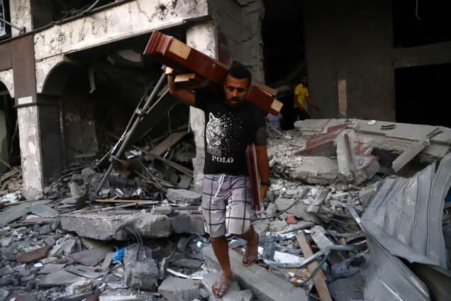 Palestinier i Gaza bär ut delar av sina tillhörigheter som finns kvar i de sönderbombade husen. Palestinier i Gaza bär ut delar av sina tillhörigheter som finns kvar i de sönderbombade husen.