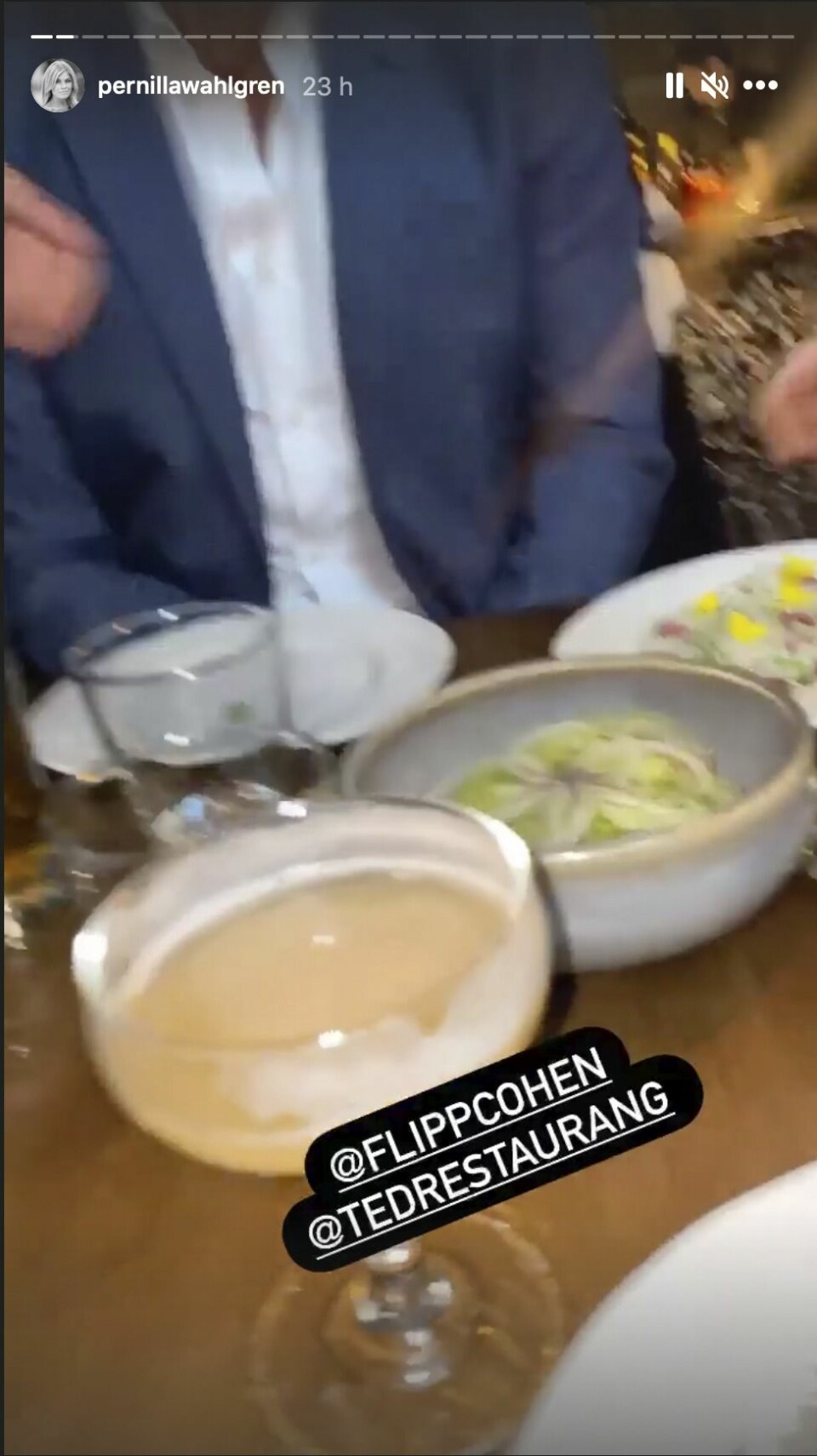 Pernilla filmar svepande över sällskapet och visar att CHristian sitter mittemot henne själv, så de kan ha fin ögonkontakt under måltiden! Pernilla filmar svepande över sällskapet och visar att CHristian sitter mittemot henne själv, så de kan ha fin ögonkontakt under måltiden!