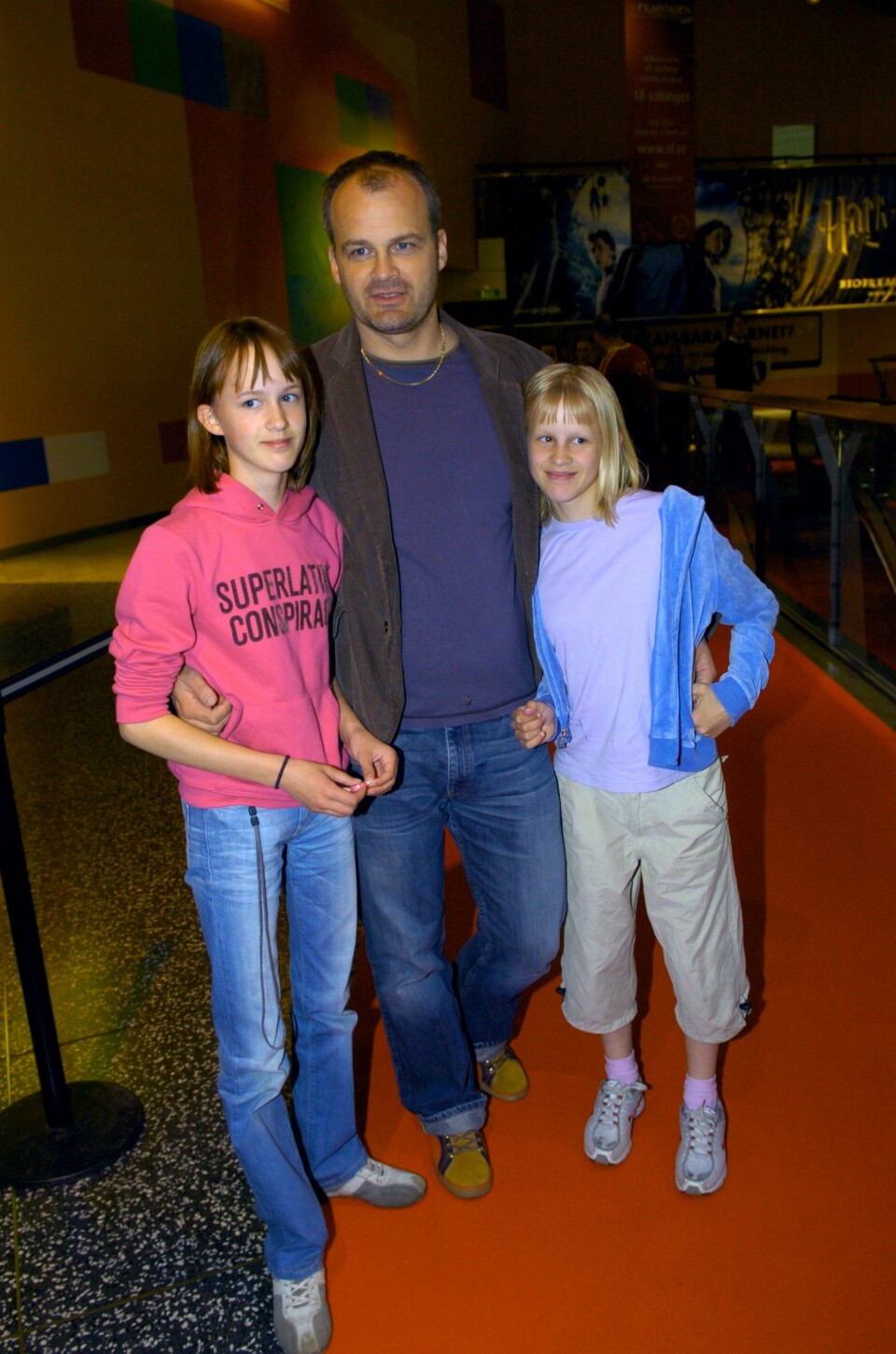 Systrarna Linnea och Josefin Rheborg med pappa Johan på premiär 2004. Systrarna Linnea och Josefin Rheborg med pappa Johan på premiär 2004.