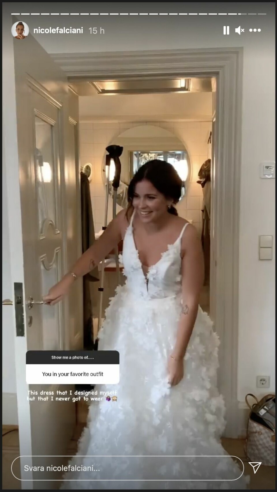 Nicole Falciani testar brudklänningen hon aldrig gifte sig i. Nicole Falciani testar brudklänningen hon aldrig gifte sig i.