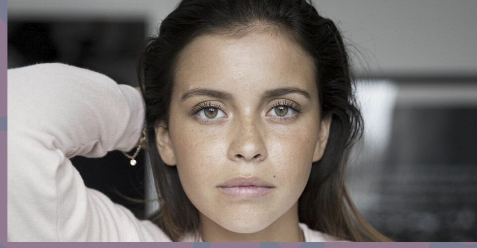 Nicole Falciani visar upp brudklänningen från inställa bröllopet med Eric Saade